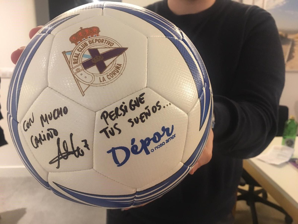 quincemil15000's tweet photo. ⚽️ ¿Quieres ganar un balón del @RCDeportivo firmado por la capitana del equipo femenino de primera división @miriamdepor7?  Haz RT y sigue la cuenta de @quincemil15000 para entrar en el sorteo y en unos días desvelaremos al ganador.¡Suerte a todos! https://t.co/dnJzyBOhpn