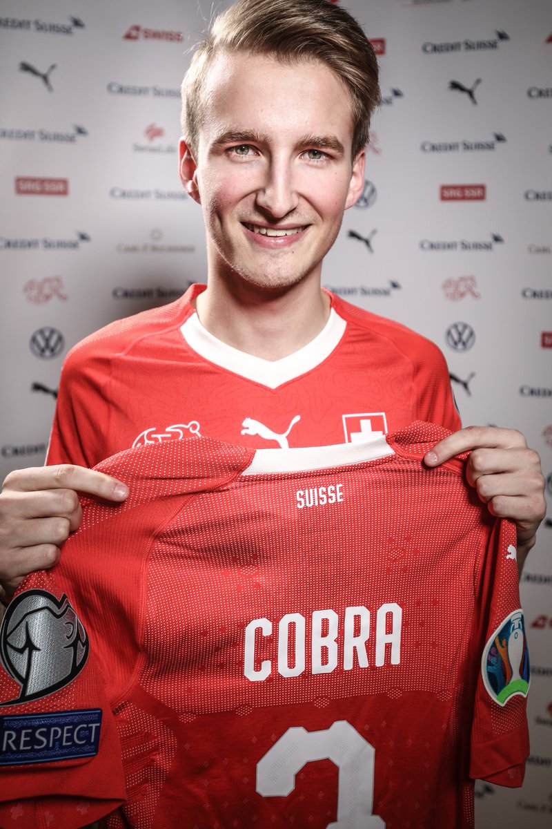 Cobraa_Official's tweet photo. 🇨🇭🎮⚽ Heute kann ich es offiziel machen, dass ich ein Teil der erste eNationalmanschaft der Schweiz bin. Einer meiner grössten Träume ist damit in erfüllung gegangen und ich bin so stolz das ich mein Land auf dem virtuellen Rasen vertreten darf! https://t.co/YuuKBSaZrn