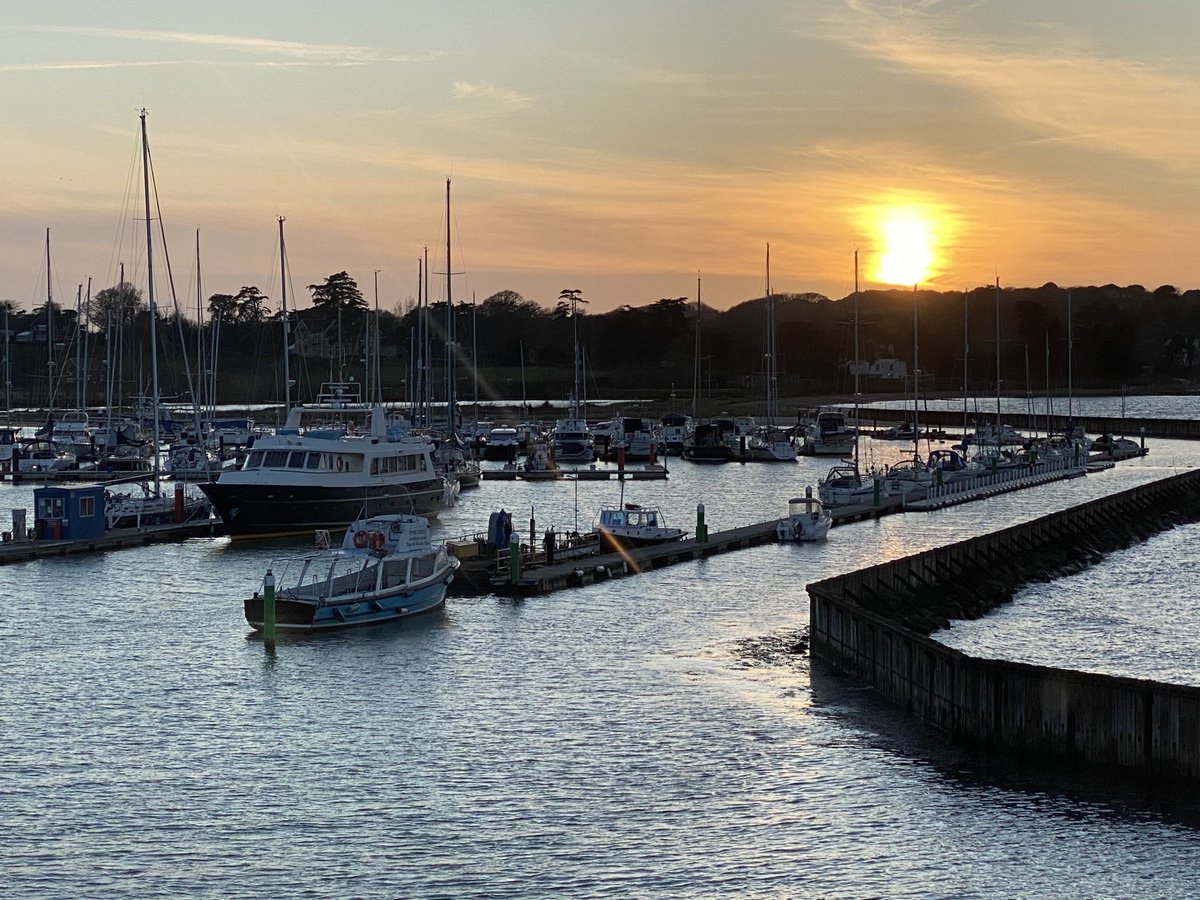 kwjourno's tweet photo. Beautiful #Yarmouth viewed this evening from โฆ@wightlinkferryโฉ Wight Light #visitwight https://t.co/DL8Wd75kIr