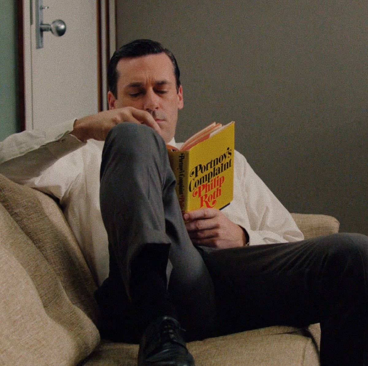 madmenpics's tweet photo. Don Draper + books 📖 (1/3) https://t.co/NsOy1EvAi5