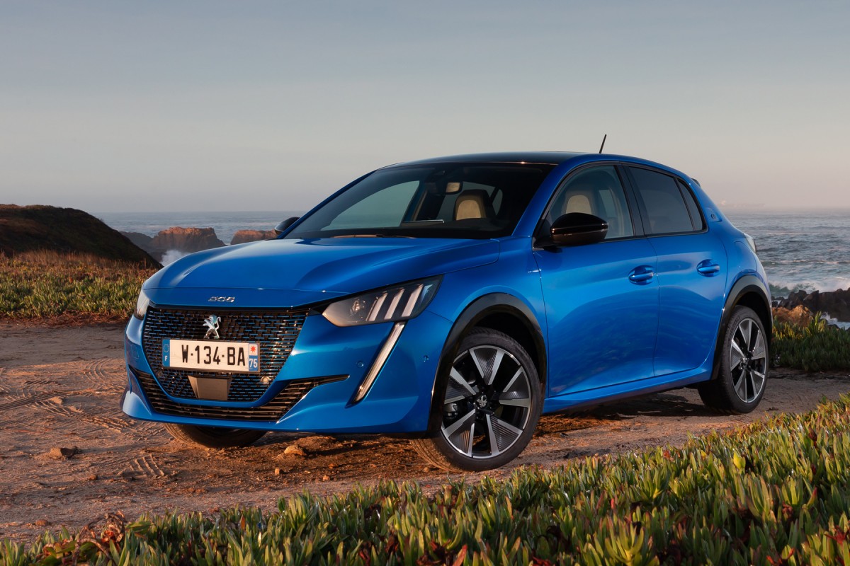 AlloVendu's tweet photo. La Peugeot 208 (2020) élue "voiture de l'année" !
Devant la Tesla Model 3 et la Porsche Taycan. https://t.co/0kNJVpdKsQ