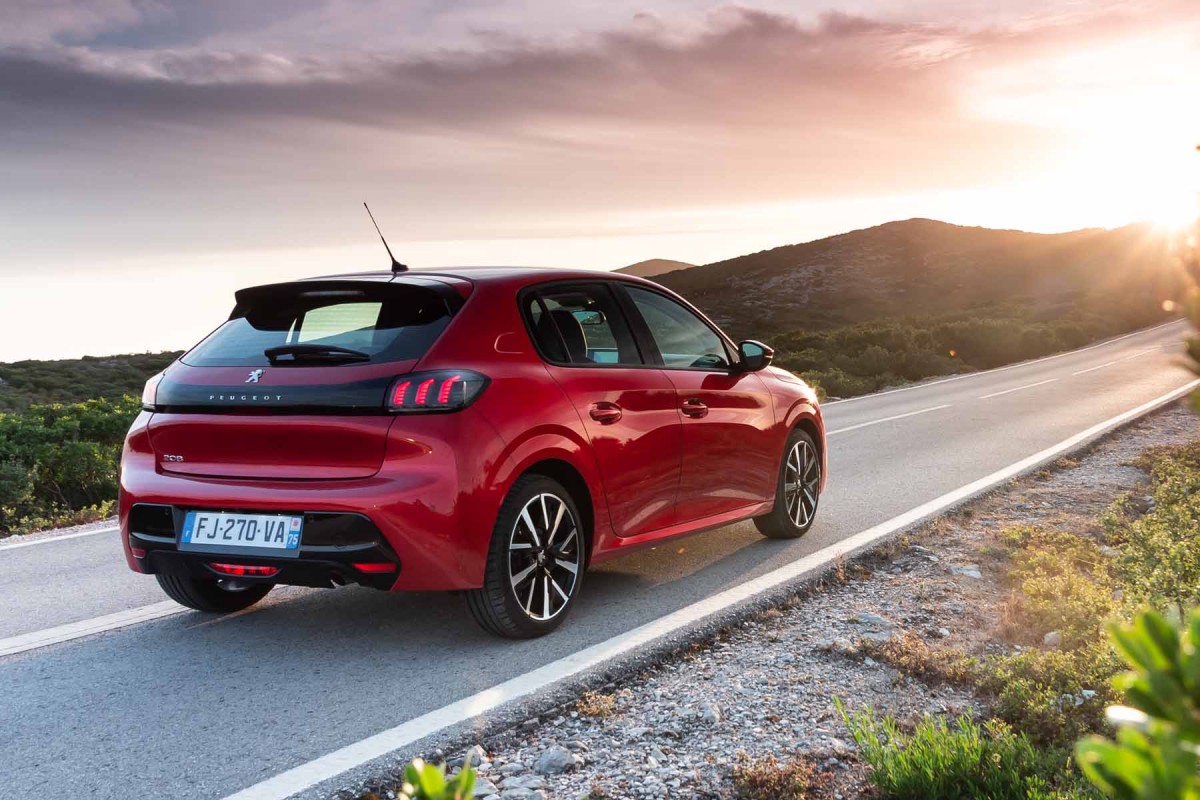 AlloVendu's tweet photo. La Peugeot 208 (2020) élue "voiture de l'année" !
Devant la Tesla Model 3 et la Porsche Taycan. https://t.co/0kNJVpdKsQ