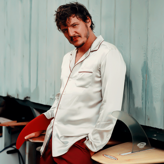 ╭───────────┈
│       𓇡┃ㅤ𝐒𝐄 𝐁𝐔𝐒𝐂𝐀 ⤸
│ ♱◞ Santiago Valdemar
│ ♱◞ Miembro del Cártel de Méxicoˎˊ˗
│ ♱◞ Fiel al Clan Valdemar   by #FreeRol
│ ♱◞ Hermano de Pablo y tío de Javier, Ernesto y Alejandra 
╰─────────┈
ʀᴛ + ғᴀᴠ