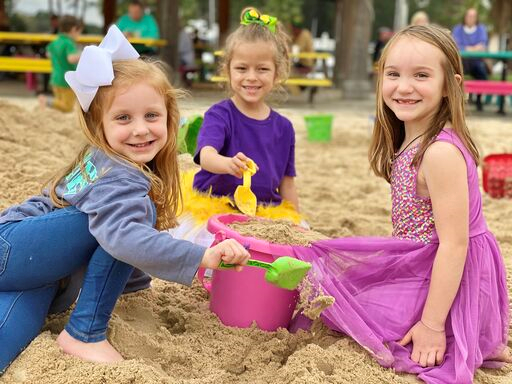 LuLusGulfShores's tweet photo. Give us a π if you're excited to visit us for #SpringBreak? We think the kiddos are ready to put their feet in the sand! ππ΄βοΈ#SandyToes #SpringBreakIsAlmostHere #HelloSunshine https://t.co/KX0hiTrDZv