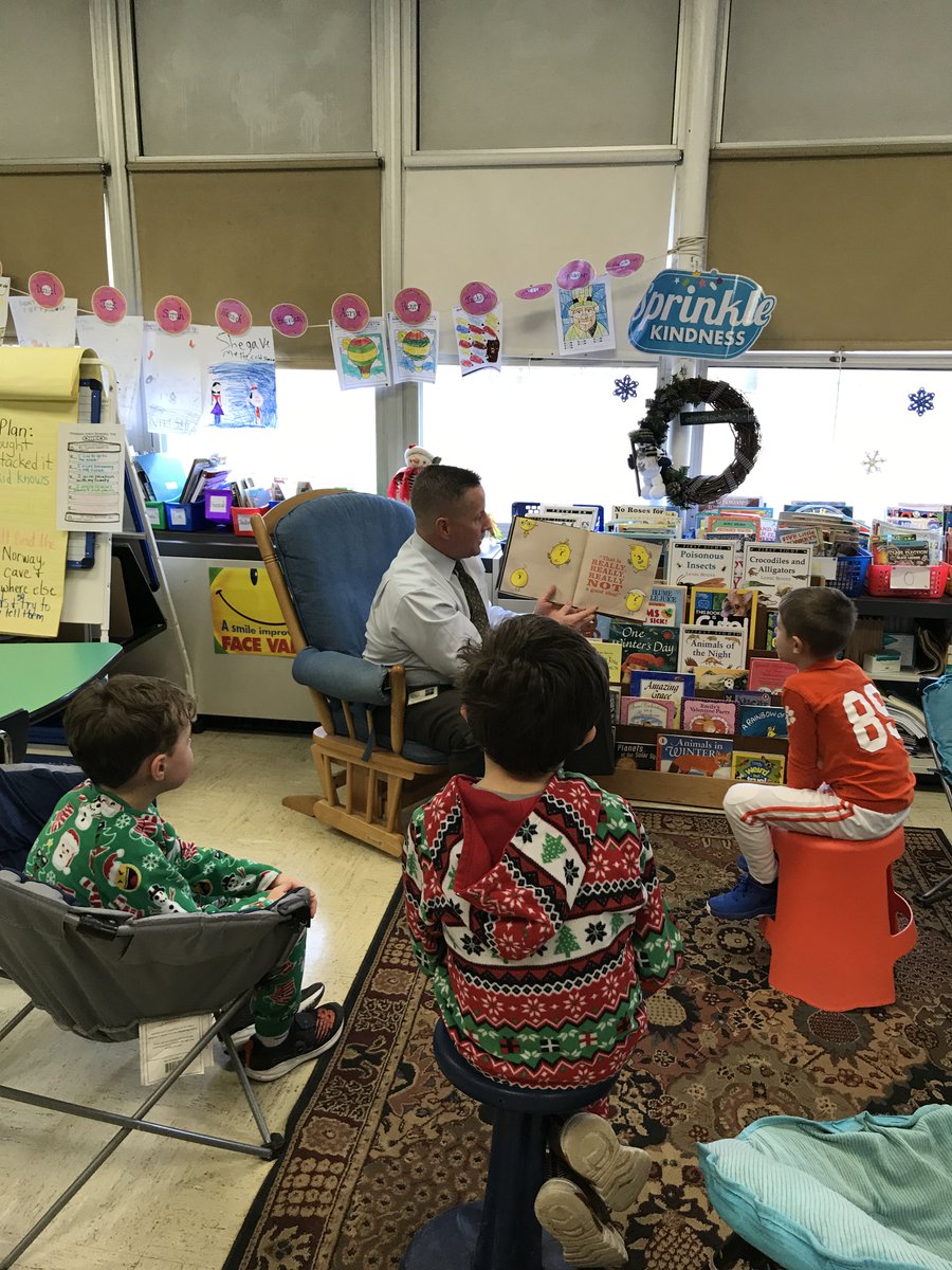 Mr. Thompson reading Mo Willems in 1st grade!

 #RockGRNJ