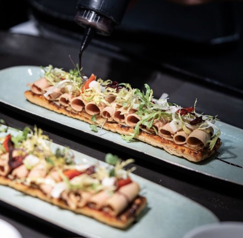 PetitComite_BCN's tweet photo. Un clàssic de Jubany: coca de foie amb poma caramel·litzada i amanida de contrastos! 🍽😍| Un clásico de Jubany: coca de foie con manzana caramelizada y ensalada de contrastes! 🍽☺️ | A Jubany classic: foie gras over puffed pastry with caramelized apple and a little salad! 🍽😋 https://t.co/qmwX9JQs4Q