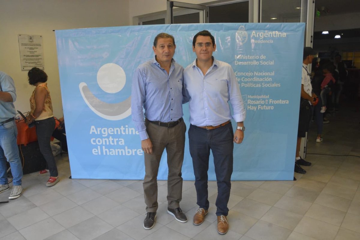 Gran operativo para entrega de tarjetas ALIMENTAR en Rosario de la Frontera, es el primer paso del plan #ArgentinaContraElHambre. Felicito a <a href="/alferdez/">Alberto Fernández</a> por la rápida respuesta ante la difícil situación, garantizar la seguridad alimentaria y promover el desarrollo de la ec social.
