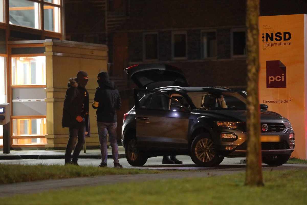 Neer geschoten verdachte op de Lavendelheide in Drachten had Kalasjnikov in auto -.