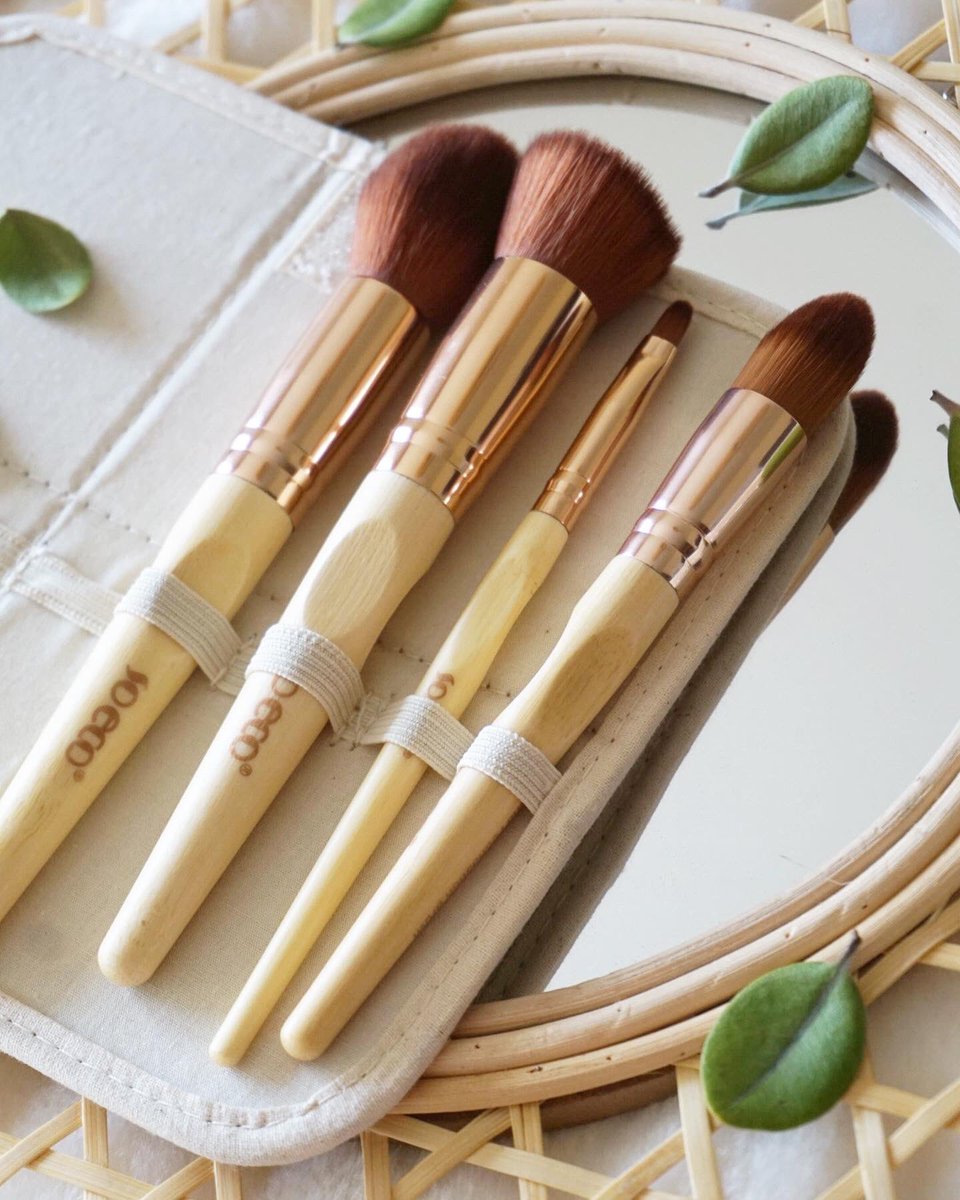 SandraMiau1876's tweet image. Me preguntáis por productos que sean #crueltyfree 👏🏻🎋 estos pinceles y brochas de #SoEco son #veganfriendly 🐰 y por cada 100 #brochas vendidas se plantará un 🌳
➡️ Las tenéis en @ilovemaquillaje 
miaupotingues.com/2020/03/brocha…
#makeup #vegan #ecologie