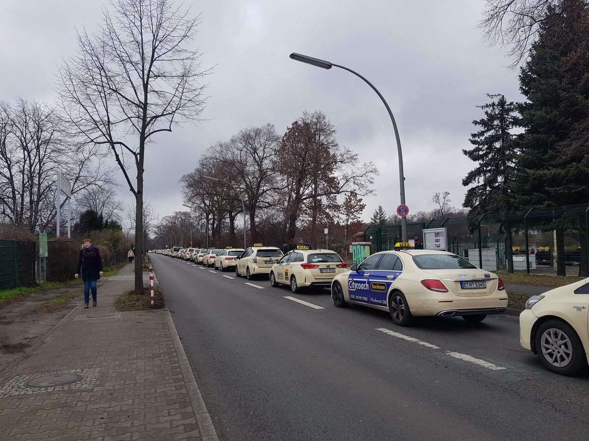 Zufahrt #TXL aktuell.

#Taxi #Taxidemo #Taxiprotest