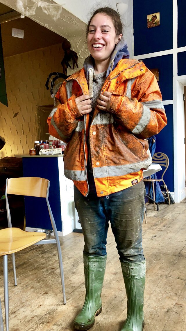 FishwickDavid's tweet photo. Here’s a proper Builder!!
Kitty is doing a great job laying foundations &amp; building houses near Burnley. 
Rain, Snow &amp; hailstorms are no problem.
Pie, chips, peas &amp; gravy are perfect fuel for Kitty today!
A proper grafter!!
#BritishPieWeek https://t.co/Txy1wWsL0u