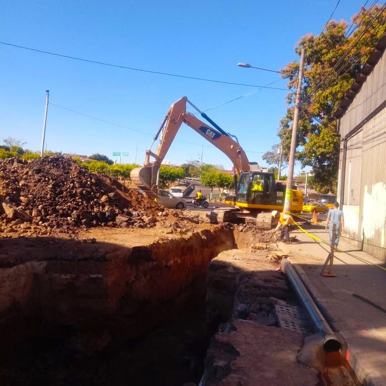 RomeoHerrera1's tweet photo. En Barrio Candelaria, San Salvador realizamos excavaciones para construir un sistema de drenajes sostenibles y evitar inundaciones en el sector.

Disminuiremos el riesgo de desbordamientos en comunidades situadas en aguas abajo del Río Acelhuate. https://t.co/kzC4THJPLy