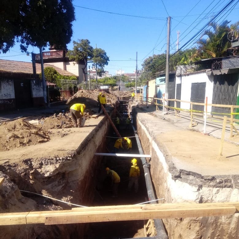 RomeoHerrera1's tweet photo. En Barrio Candelaria, San Salvador realizamos excavaciones para construir un sistema de drenajes sostenibles y evitar inundaciones en el sector.

Disminuiremos el riesgo de desbordamientos en comunidades situadas en aguas abajo del Río Acelhuate. https://t.co/kzC4THJPLy