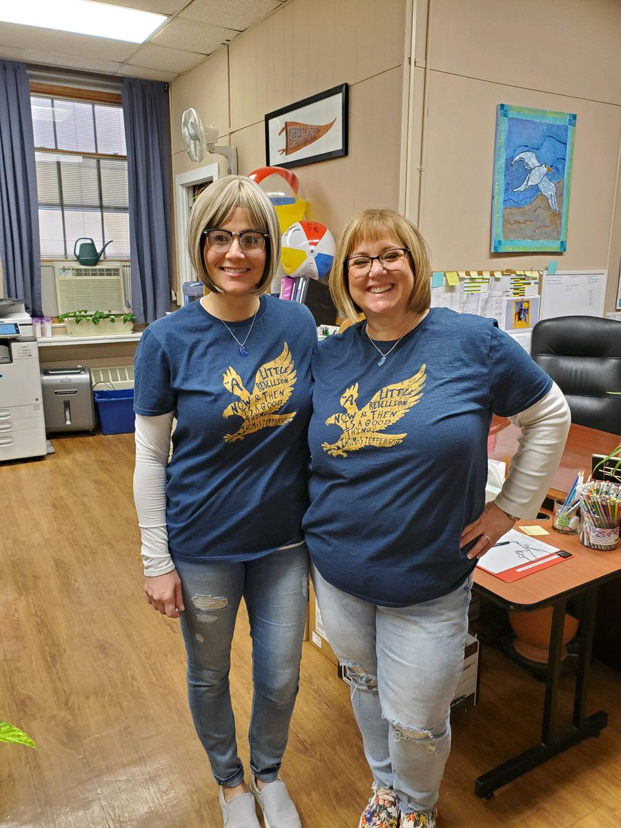 Poppesarah1212G's tweet photo. When your teachers take twin day too far! @BBESNJ ❤️#spiritweek #bbessole #ReadAcrossAmerica https://t.co/bJIgJKoKWH