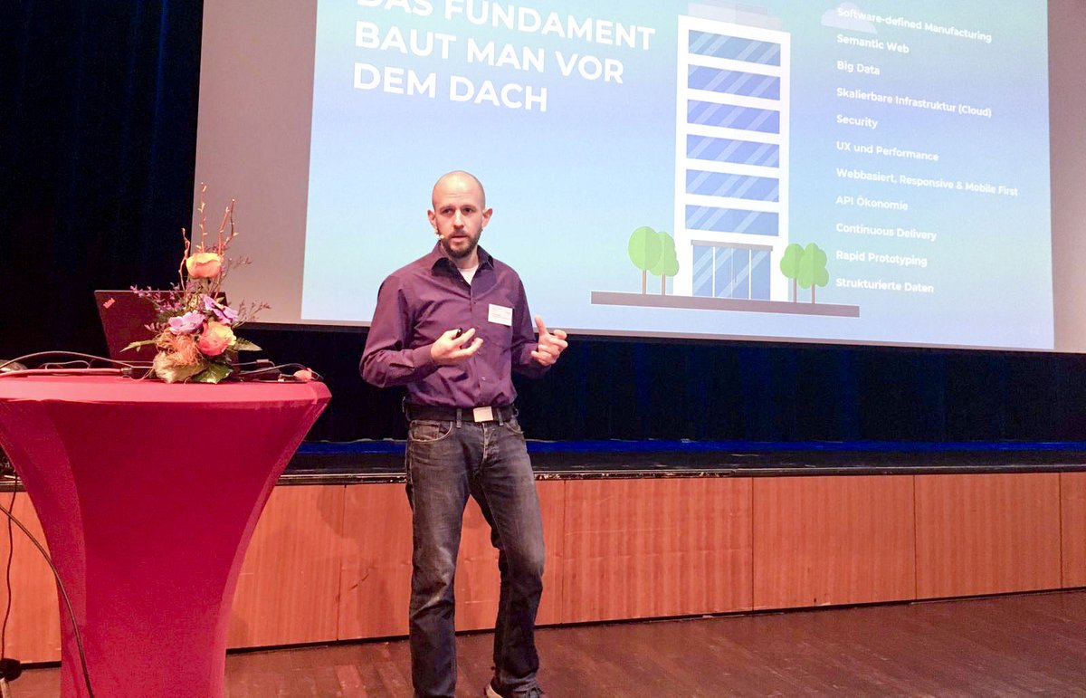 VDMAonline's tweet photo. Christof Zahn von @intera erläutert agiles Vorgehen anhand des MVP (Minimum Viable
Product): „Sie brauchen Evolutionsstufen, keine major changes!“. 9. VDMA-Tagung #Variantenmanagement https://t.co/gGgxMUNI1n