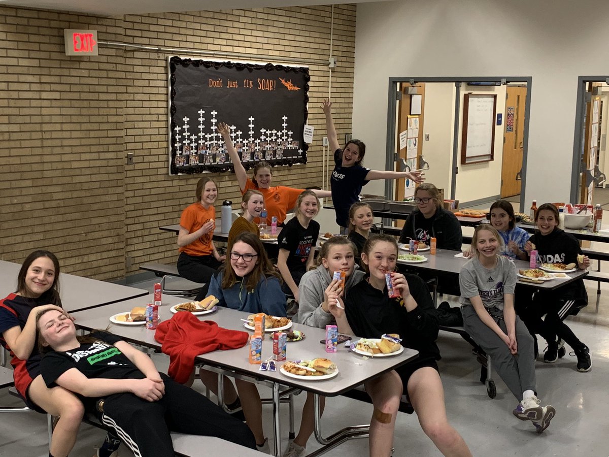 6thEdison's tweet photo. Just a little team dinner on Regional Eve!  Good luck 7th grade!   Here we go!!!!🖤🏐🧡 #mac185 #bombervolleyball https://t.co/aFHH3oqIYO