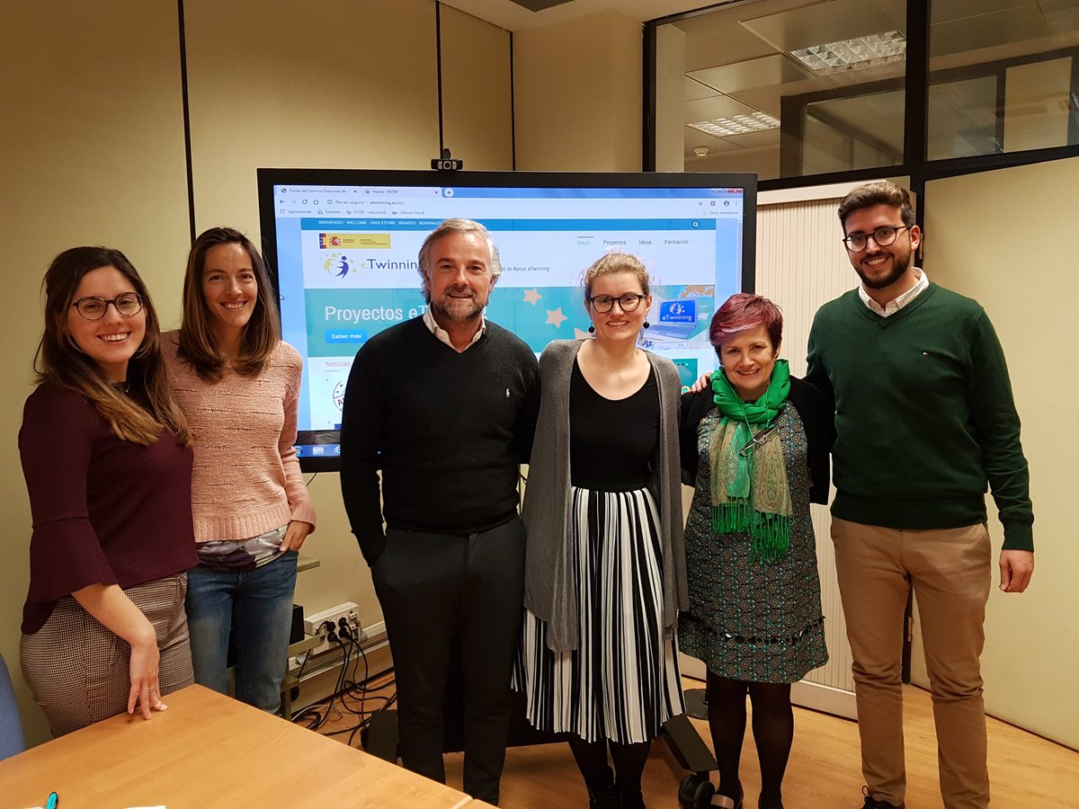 eTwinning_DE's tweet photo. Saludos from 🇪🇸Spain: Our colleague Maria is visiting @eTwinning_es during her jobshadowing at the Spanish National Agency for #ErasmusPlus @sepiegob 😀 #Austauschbildet #jobshadowing https://t.co/oktMNgWW48