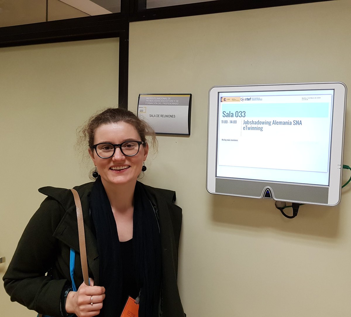 eTwinning_DE's tweet photo. Saludos from 🇪🇸Spain: Our colleague Maria is visiting @eTwinning_es during her jobshadowing at the Spanish National Agency for #ErasmusPlus @sepiegob 😀 #Austauschbildet #jobshadowing https://t.co/oktMNgWW48