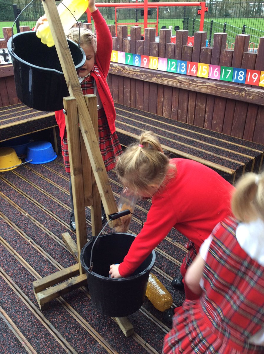 ClassRAspull's tweet image. We’re busy investigating our 10 bottles in the Investigation Station! #eyfsmaths #eyfsinvestigation #acpseyfs #acpsmaths