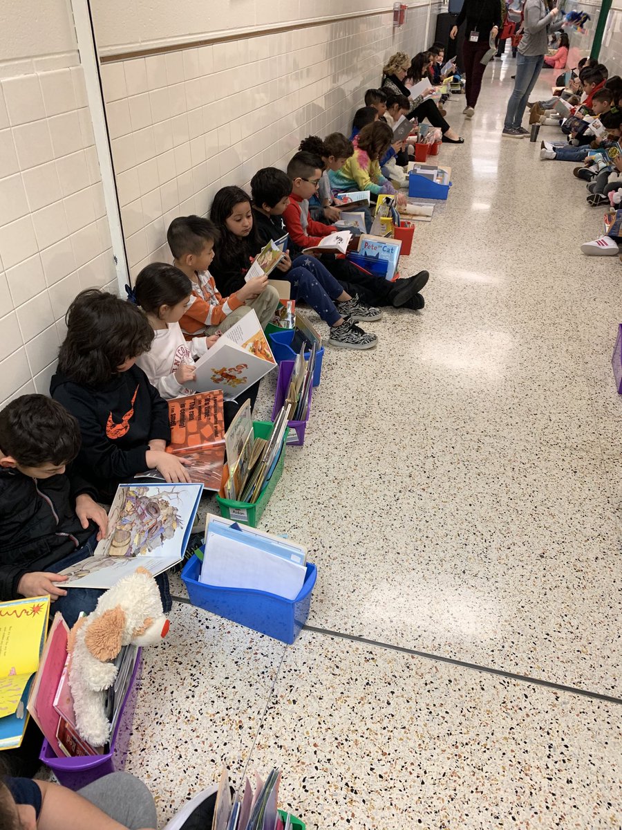 Celebrating Read Across America! ⁦<a href="/GuilfordEle/">Guilford Elementary School</a>⁩ #gatorsdeserveit20