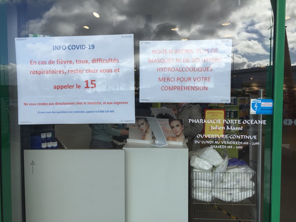 cchabas's tweet photo. Dans tous les supermarchés et pharmacies croisées, le même constat : rupture du stock de solutions hydroalcooliques et masques. « Prochaine livraison début avril », me dit-on côté Leclerc. Les caissières ont eu le droit à un petit pousse-pousse de savon. https://t.co/edvy84Wi3p