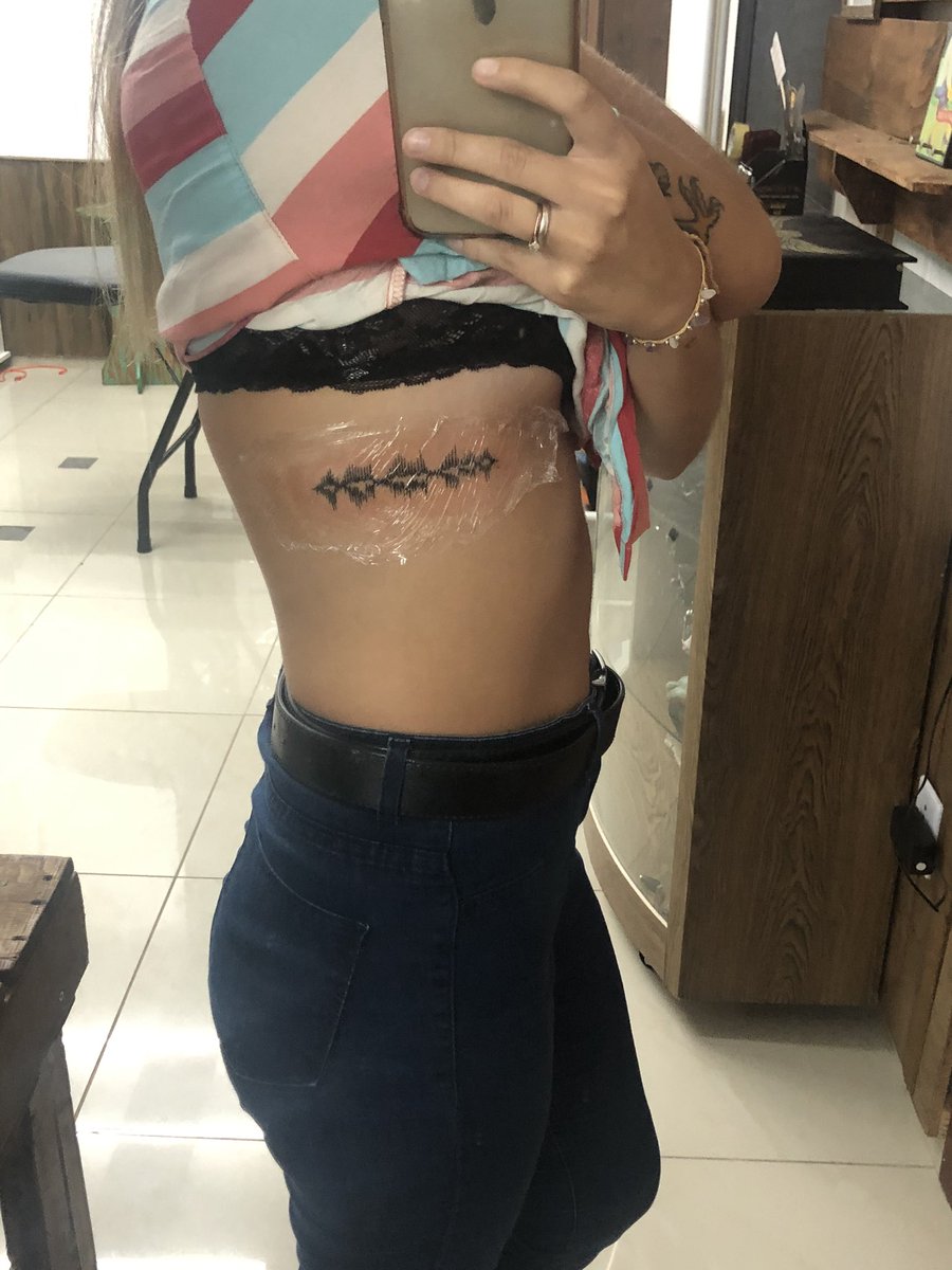 paolaanolasco's tweet photo. Essa é a onda de som da risada da minha melhor amiga que se suicidou algum tempo atrás, eu fiz isso pra ter a risada dela sempre comigo. ♥️ https://t.co/F2vkjNm8cW