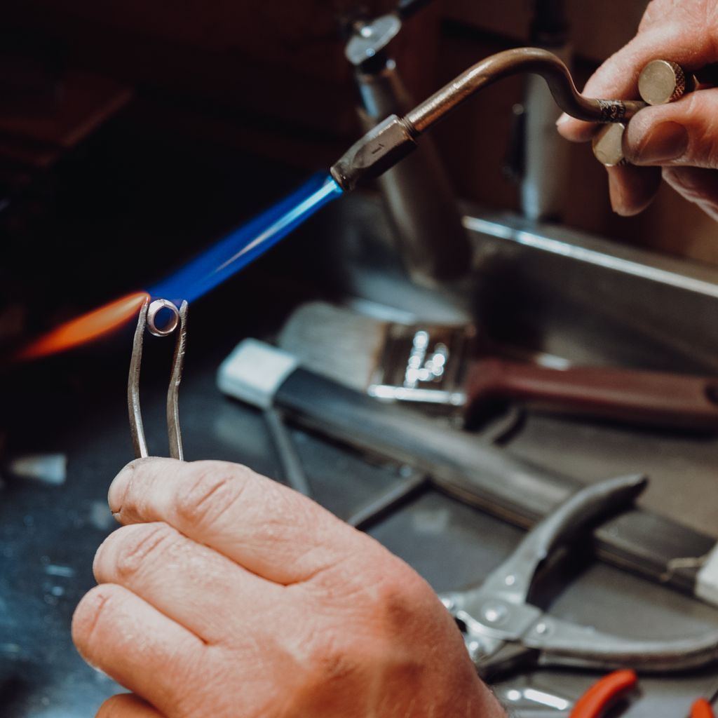 ByLukeGoldsmith's tweet photo. Once upon a time each link in a gold chain was handmade - now more often than not what's sold in shops is machine made. We however believe it is important to keep this historical skill alive, taking the time necessary to make each link perfect xx https://t.co/DXghaROJ6b