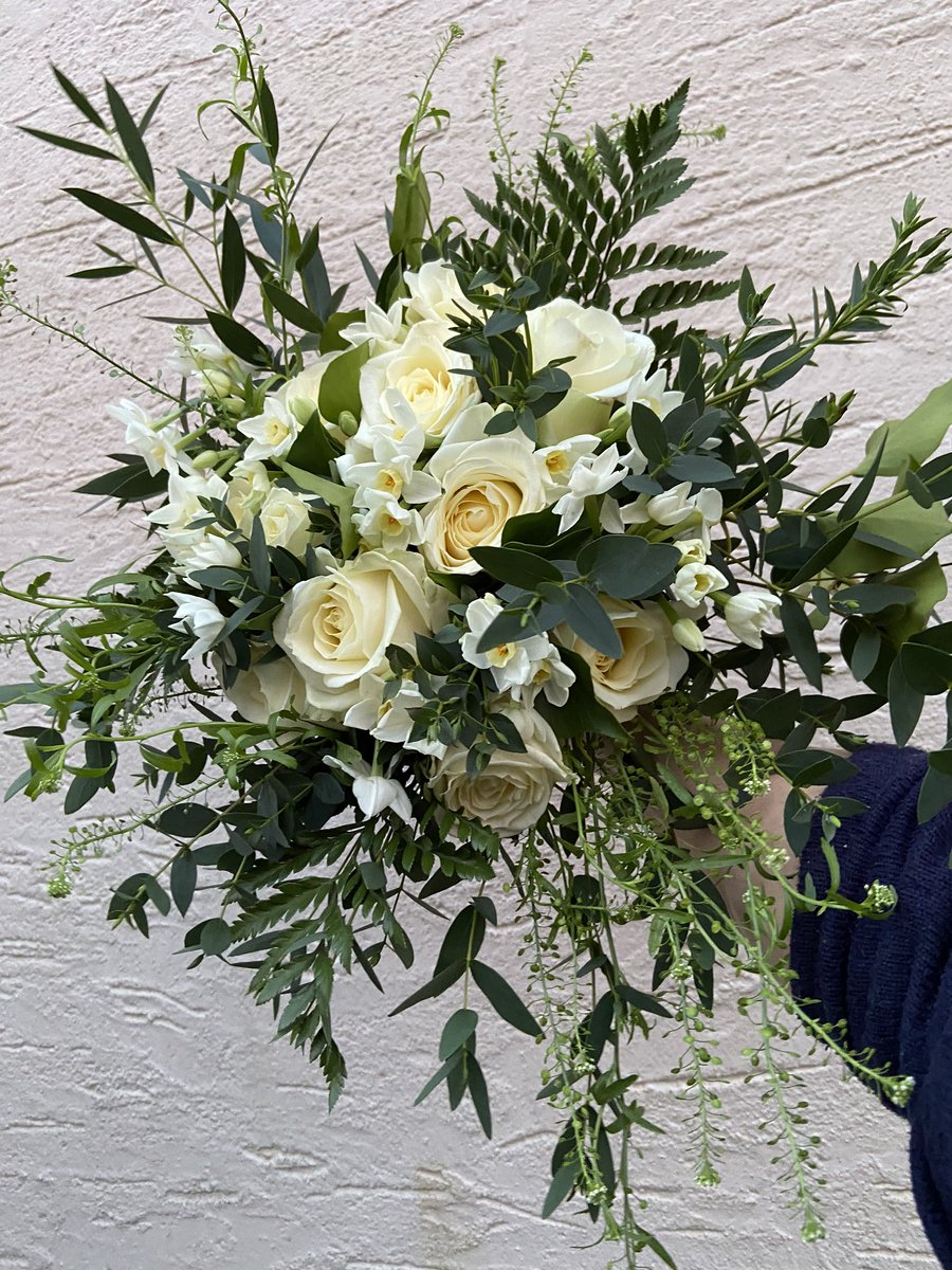MelisxHoneybee's tweet photo. Lovely #narcissi added to this #ivoryrose and foliage bridal bouquet and buttonhole for todayβs wedding #weddinghour #weddingday #florist #NorthDevon https://t.co/98yh2re9H2