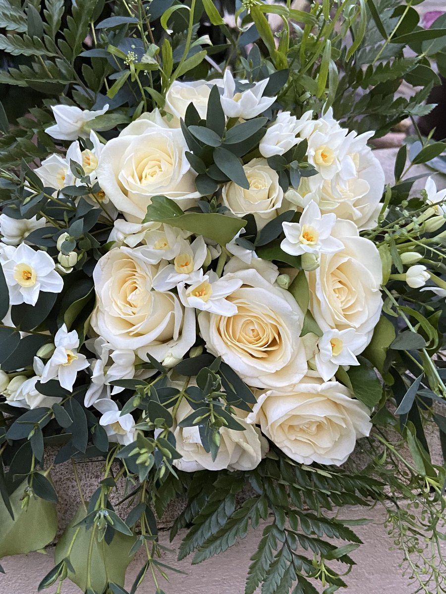 MelisxHoneybee's tweet photo. Lovely #narcissi added to this #ivoryrose and foliage bridal bouquet and buttonhole for todayβs wedding #weddinghour #weddingday #florist #NorthDevon https://t.co/98yh2re9H2