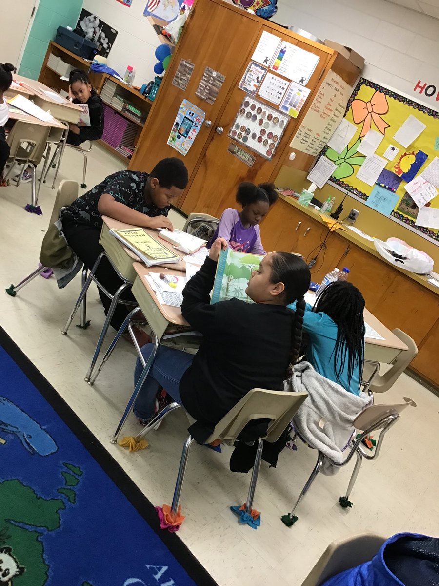 kay_morgie's tweet photo. Read Across America Day @MorgantonRoadES . Readers are leaders. https://t.co/gdrrEC2ozt