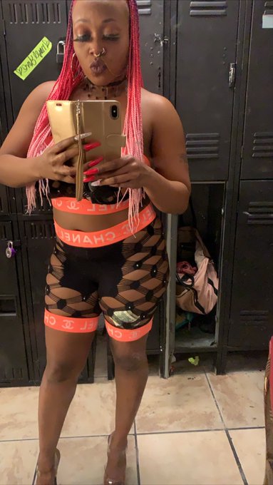 Hot ass💋💋💋😁 https://t.co/ejJchy0HI3<a href="/tag/creeplifeent"class="tags"><span>#creeplifeent</span></a>