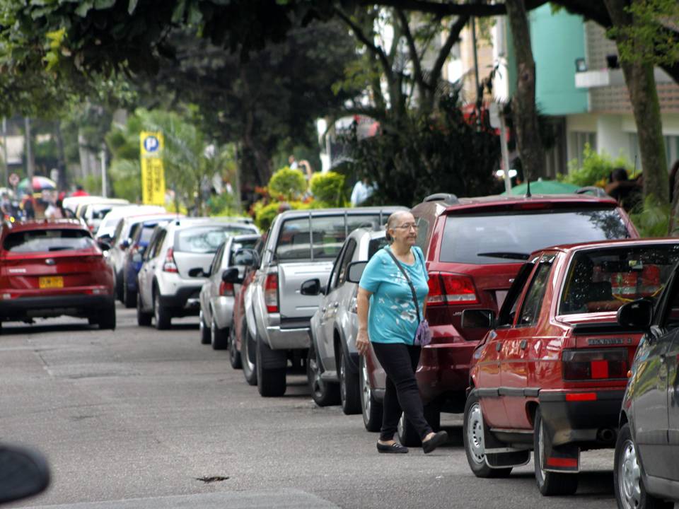 GenteCabecera's tweet photo. "Estacionar en sitios prohibidos" es la infracción de tránsito que más comenten los ciudadanos, no sólo en Cabecera sino en toda #Bucaramanga, según datos de @transitobucara. Un problema que a pesar de las labores de control, pareciera no tener fin 🚗. 
➡️ https://t.co/ZdoQJHnGTw https://t.co/135h4QciVJ