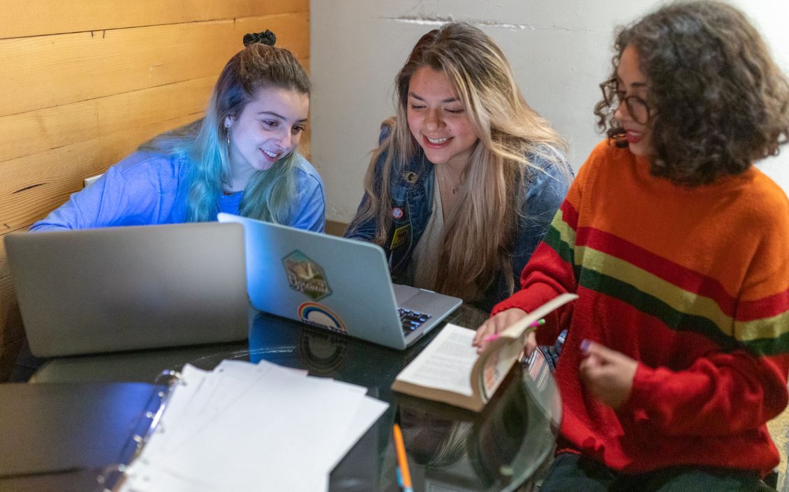 PearsonEdexcel's tweet image. "I teach English because I believe that the study of literature is the study of what it means to be human."
Read our new blog from Head of English at Bristol Free School, Joe Harris: pear.sn/58X550yBvIz #diversityinlit #literacy #english #gcseenglish