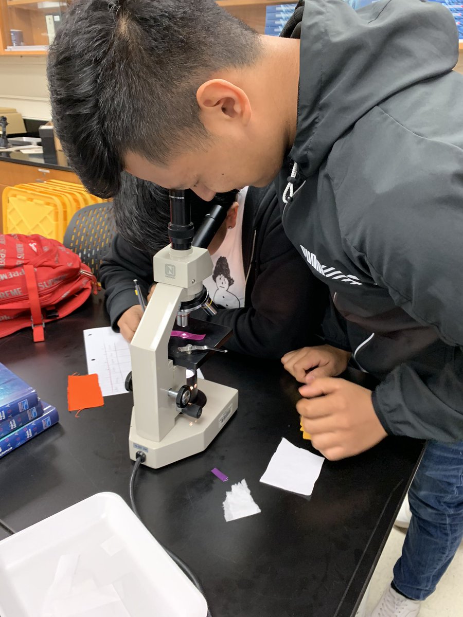 kvague's tweet photo. MHS Forensic Science students analyzing fiber samples to determine physical and chemical properties of evidence. #bethebest #coolscience #MonroeHS_NC @UCPS_MonroeNC @AGHoulihan @MomPrincipal https://t.co/BoK93n2n8w