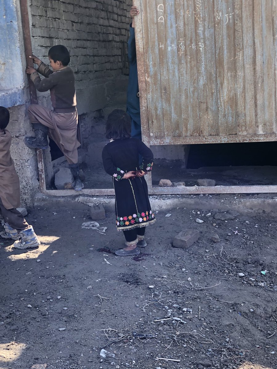 If you ever come across them -which you obviously will- and cannot do much for them, please! tell them, they are important and gift them your smile. 
#kabul #afghanistan #everydaykabul #everydayafghanistan #children