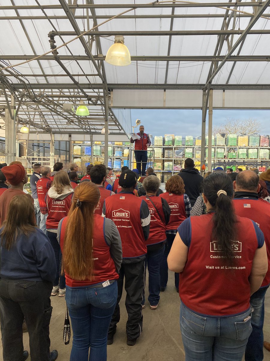 _nicolemarie_6's tweet photo. Districts 811 &amp; 899 coming together for our ISLG Hands on event! This team is #ALLIN to win Spring 2020! Thank you @JoshRob30748491 for leading this team into greatness! #wegotyouryardscovered @BlueBoxR1 @BenitoKomadina https://t.co/KdDjGCGZSY