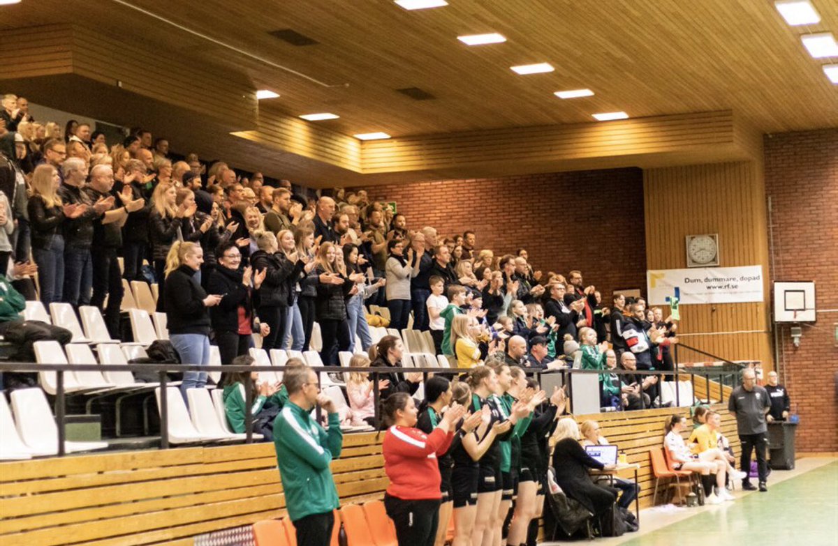 malinalmqvist's tweet photo. Igår såg det ut så här i Ludvikas sporthall när vi i damlaget spelade sista hemmamatchen för säsongen i division 3, klockan 19.00 en måndagskväll https://t.co/siRJOTUuQQ