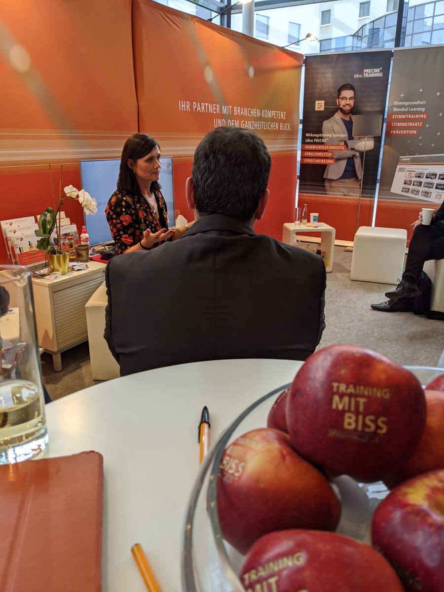 bfkmGmbH's tweet photo. #Souverän, #agil und #flexibel: Katrin Seidel’s Vortragsslot wurde von der @ccw_berlin doppelt vergeben. 
Was machen wir? Im Schlepptau mit allen Interessenten an unseren Stand in Halle 4B2 und kurzerhand den Vortrag vor Ort gehalten.  #lösungsorientiertung #CCW2020 https://t.co/ypItdU4Z4l