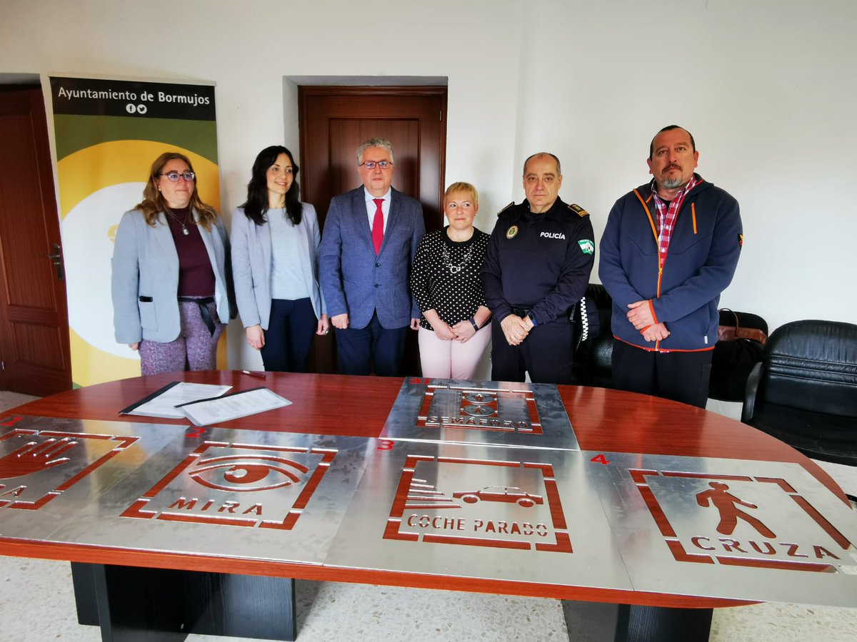 AytoBormujos's tweet photo. #BormujosparaVivir #Diversidad 
✅Firmado acuerdo para mejorar #SeguridadVial🚦de personas con TEA mediante pictogramas en pasos de peatones🚶‍♀🚶‍♂
Con alcalde @pacomolinaharo, responsable Hábitat Urbano @MCarmenGarfia, jefe #PolicíaLocal y @avial_te
ℹ https://t.co/NzD6D9b9WW https://t.co/M1wBYqJjWI