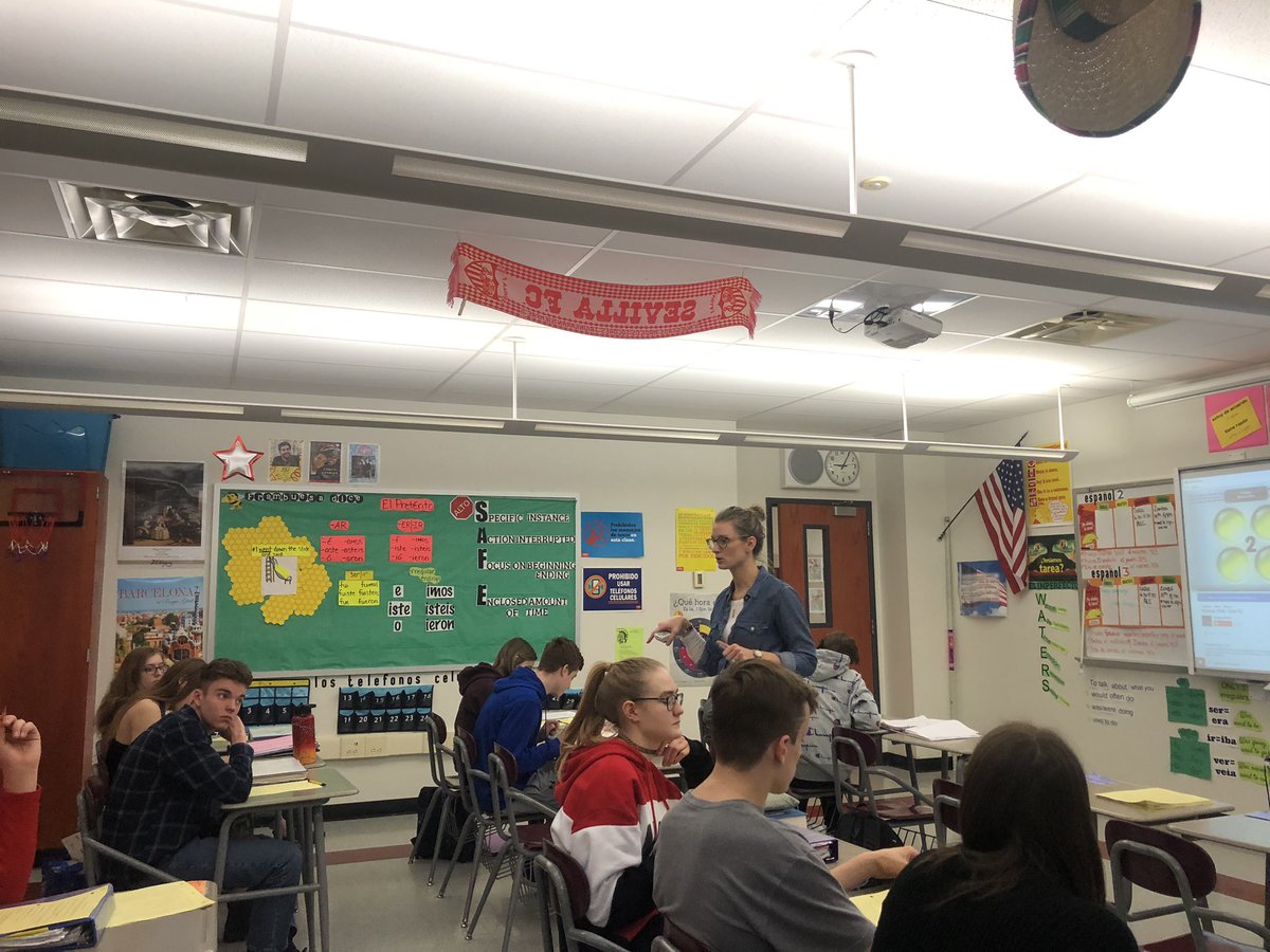 APMrMoran's tweet photo. Part of what makes good teachers great is the atmosphere and environment they create in the classroom. Students are listening to music as they work together - one of many little things she does to foster a comfortable, fun, and friendly classroom. #engagedclassroom https://t.co/komWQFwvmf