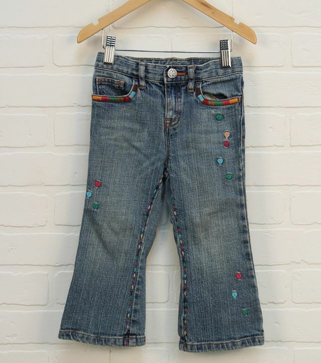 We love the details on these embroidered jeans! Size 2T and available now! 
#secondhandfirst #sustainablestyle #itsinthedetails #eco #kidfashion #thrifting #reduce #reuse #ispyclothing ift.tt/2Ic0LCC