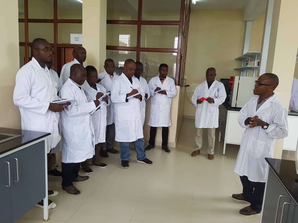 ClerisseC's tweet photo. 🇨🇩🌿🔬Raising the awareness and building the capacities of CBSD partners in DR Congo: A one-week course training on cassava virus diagnostics and surveillance started at @IITA_CGIAR Olusegun Obasanjo research campus on 2 March 2020.🔬🌿🔬
@USAID @RTB_CGIAR @kslopez77 @l_lava https://t.co/KzhoSPHwRo