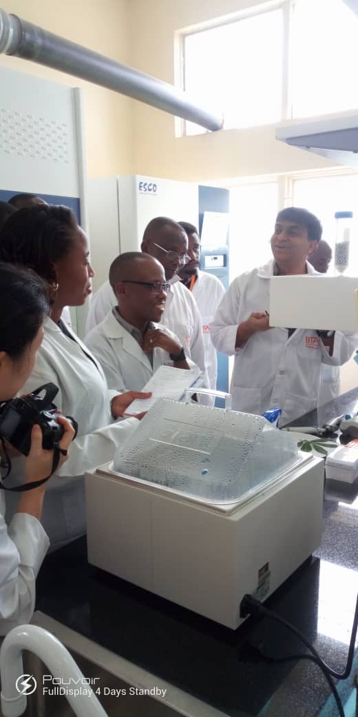 ClerisseC's tweet photo. 🇨🇩🌿🔬Raising the awareness and building the capacities of CBSD partners in DR Congo: A one-week course training on cassava virus diagnostics and surveillance started at @IITA_CGIAR Olusegun Obasanjo research campus on 2 March 2020.🔬🌿🔬
@USAID @RTB_CGIAR @kslopez77 @l_lava https://t.co/KzhoSPHwRo
