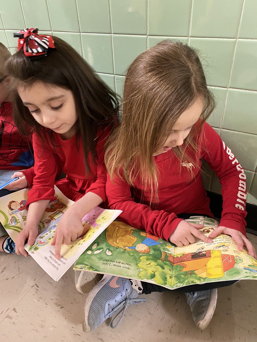 JaniceCirone's tweet photo. Oakview celebrates Read Across America with DEAR time. It’s always fun when you can Drop Everything And Read!! Check out these Kindergarten students enjoying good books. 📚❤️ #ovreads @OVELEM @wdeptford https://t.co/8PJR0SNhE2