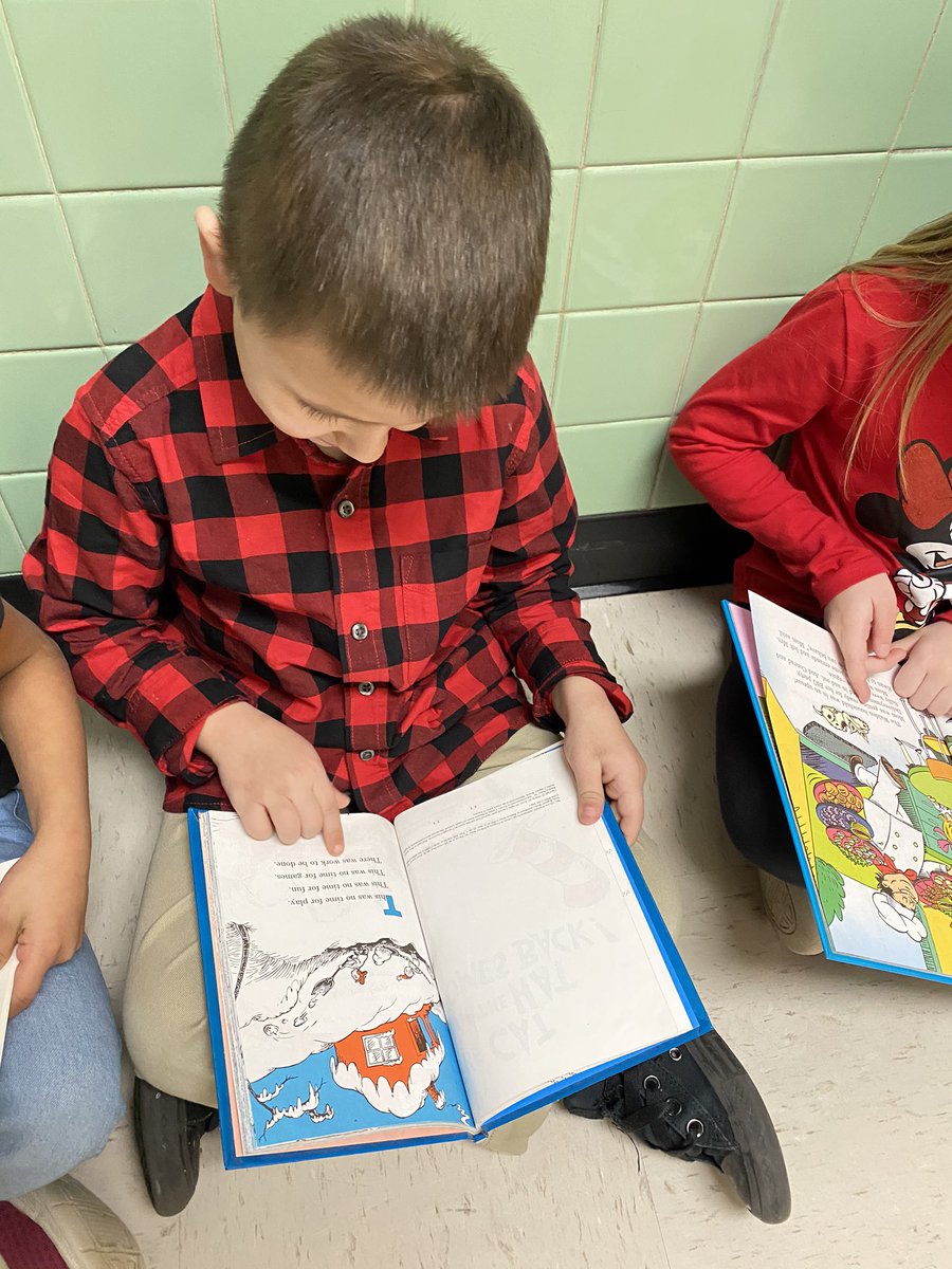 JaniceCirone's tweet photo. Oakview celebrates Read Across America with DEAR time. It’s always fun when you can Drop Everything And Read!! Check out these Kindergarten students enjoying good books. 📚❤️ #ovreads @OVELEM @wdeptford https://t.co/8PJR0SNhE2