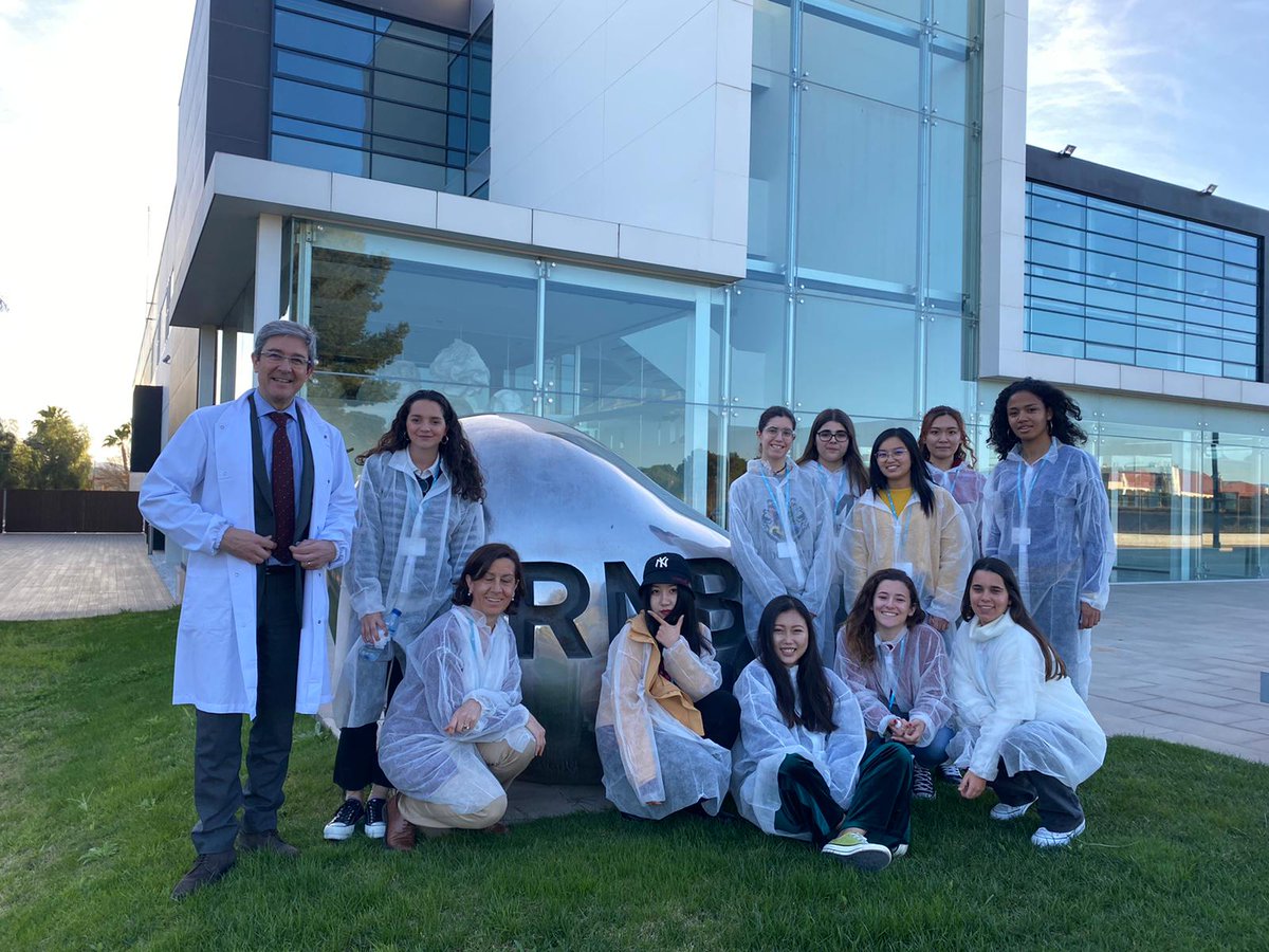cmlaasuncion's tweet photo. Nuestras colegialas visitan la empresa @RNBCosmeticos,  líder en el sector cosmético español. Recibieron por parte de la dirección de la empresa una completa formación en liderazgo, gestión directiva y recursos humanos. Una visita muy enriquecedora para todas ellas. 
#soycolegial https://t.co/pUZHZ29NSR