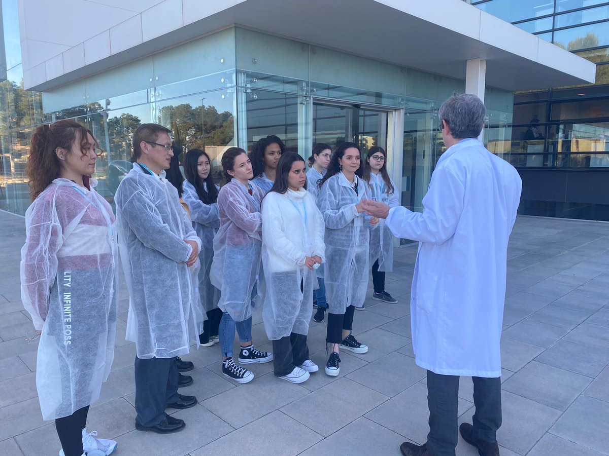 cmlaasuncion's tweet photo. Nuestras colegialas visitan la empresa @RNBCosmeticos,  líder en el sector cosmético español. Recibieron por parte de la dirección de la empresa una completa formación en liderazgo, gestión directiva y recursos humanos. Una visita muy enriquecedora para todas ellas. 
#soycolegial https://t.co/pUZHZ29NSR