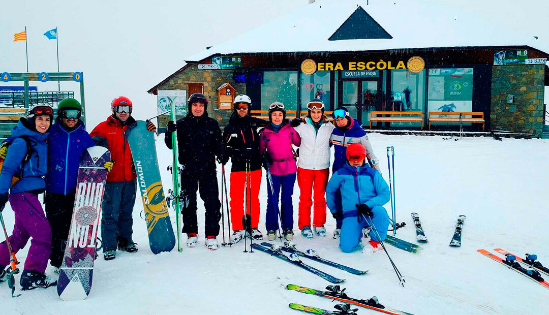 AranForYou's tweet photo. Quieres disfrutar con los 40 cm de nieve que han caído en #BaqueiraBeret? Contrata tus clases particulares de esquí y snowboard con @eraescola 
¡Diversión y aprendizaje en tus días de esquí!
Toda la información en 👉 https://t.co/qgkK4gx5BE T. 902 218 228 #AranForYou #Valdaran https://t.co/8FfUwEQSaQ