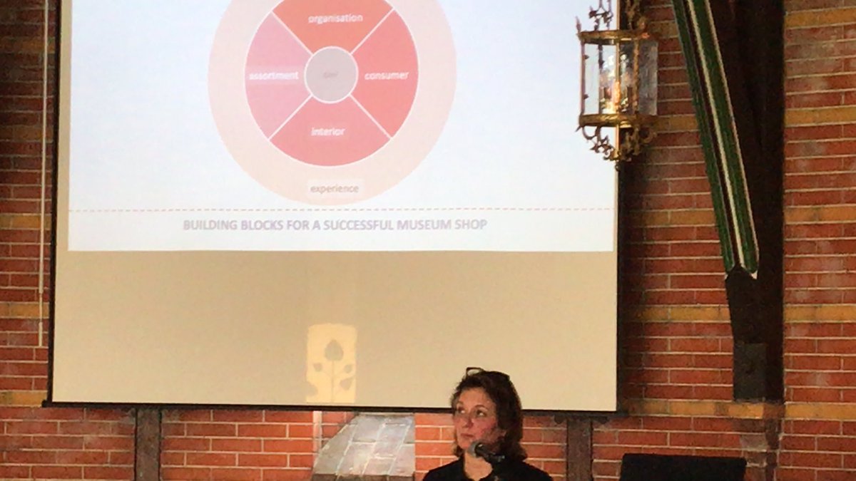 Code49Community's tweet photo. @cultuurenretail presenteert trends in #retail en #horeca PP de inspiratiemiddag #Code49 https://t.co/9VvuFj9BD1