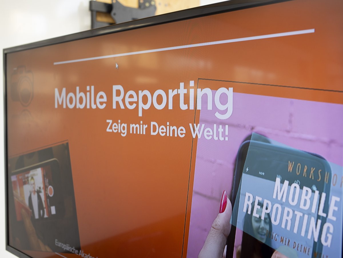 EABBerlin's tweet photo. Anfang 2020 fand unser 1. multimedialer🎥#WORKSHOP "#MOBILEREPORTING -ZEIG MIR DEINE WELT🌎" mit 12 internat. Teilnehmern (aus Iran, Syrien, Libanon, Afrika) statt. Thema: Grundlagen des #Filmens mit #Smartphone, Kameraeinstellungen,#Schnittprogramm.
Gefördert durch : @SenKultEu https://t.co/Giyq87OXaf